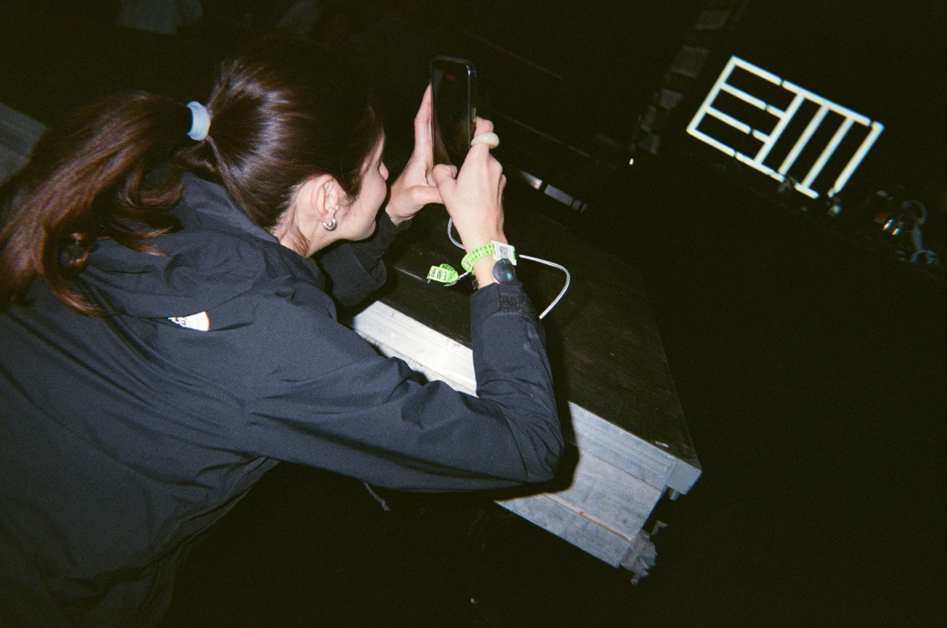 Noia fent fotos amb el mòvil a l'escenari